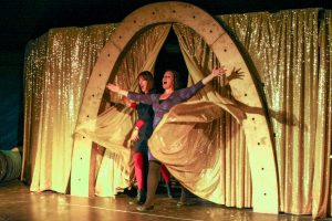 Begrüßung bei der Teilnehmerinnen-Show